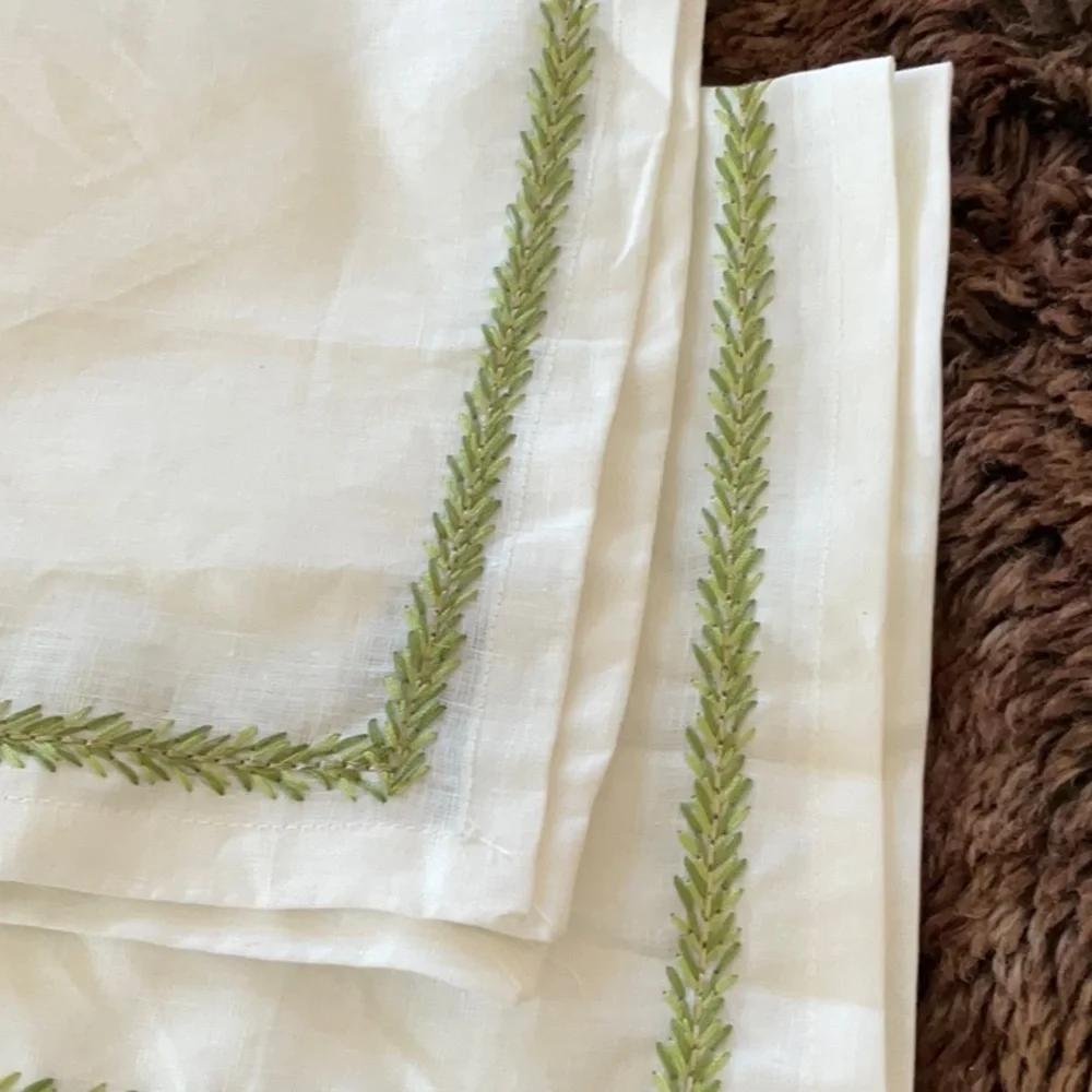 NWOT KIM SEYBERT JARDIN WHITE LINEN LIGHT & DARK GREEN AND GOLD THREAD SET OF 2